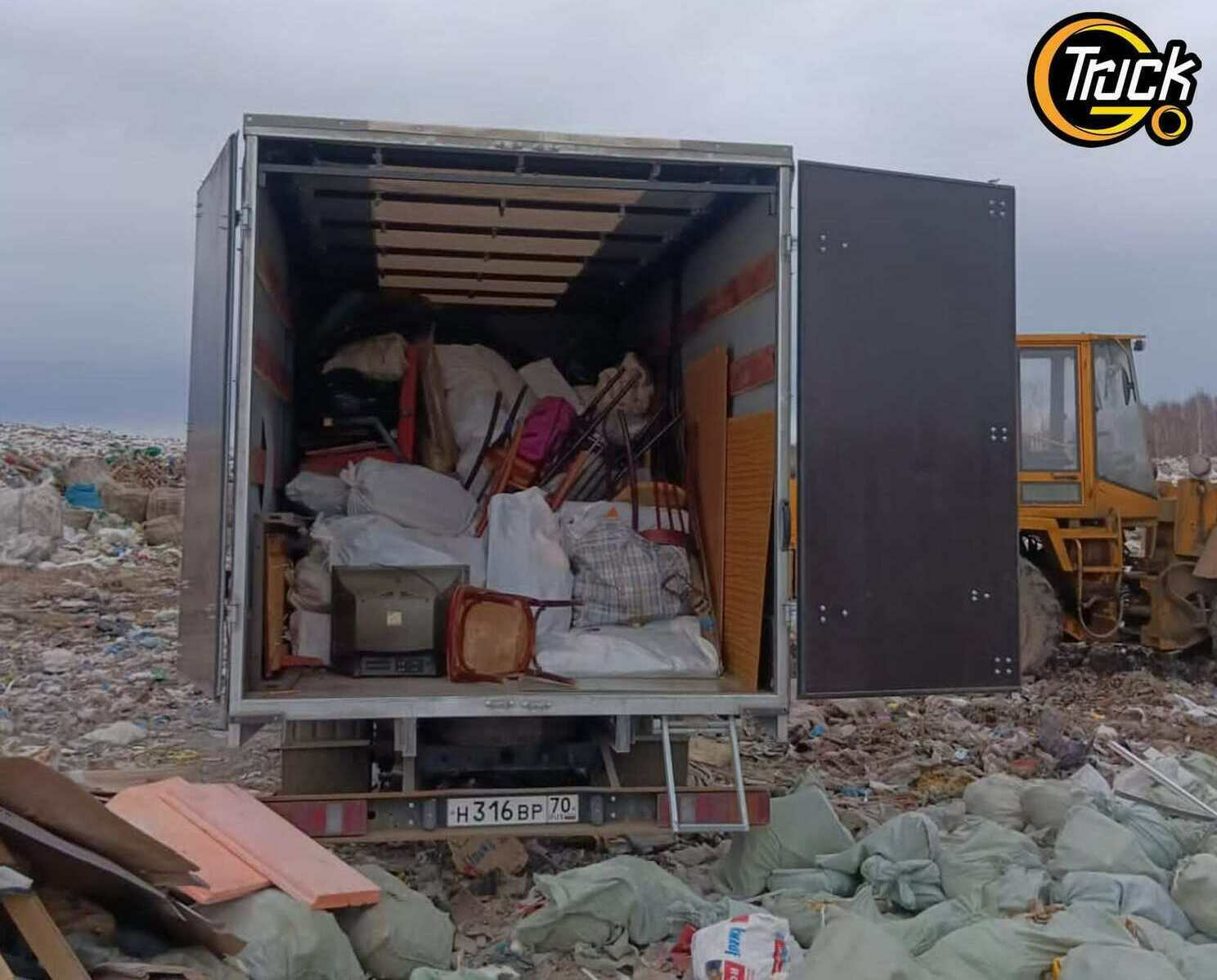 Разгрузка строительного и бытового мусора на полигон в Томске — Газель на выгрузке