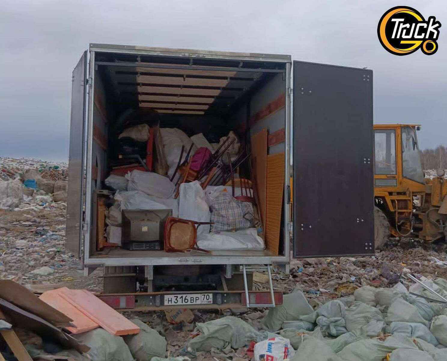 Разгрузка строй- и бытового мусора на полигон в Томске — Газель на выгрузке