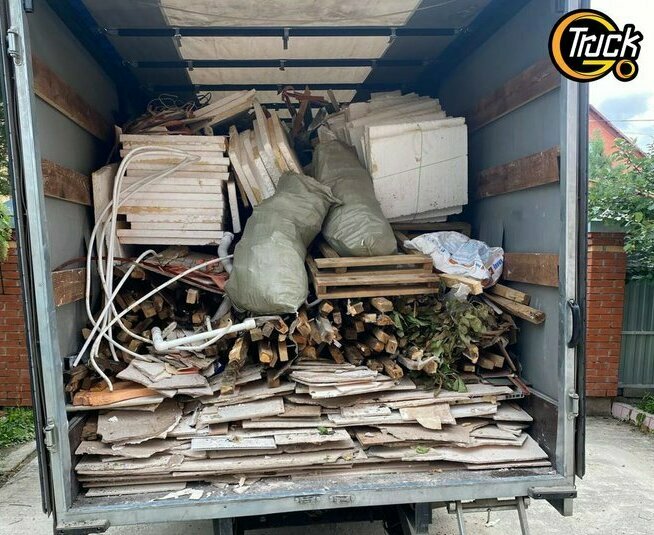 Чистый двор после вывоза мусора на Газели в частном секторе Томска