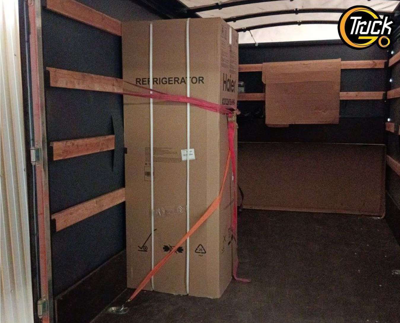 Перевозка холодильника в вертикальном положении, закреплённого ремнями на Газели в Томске