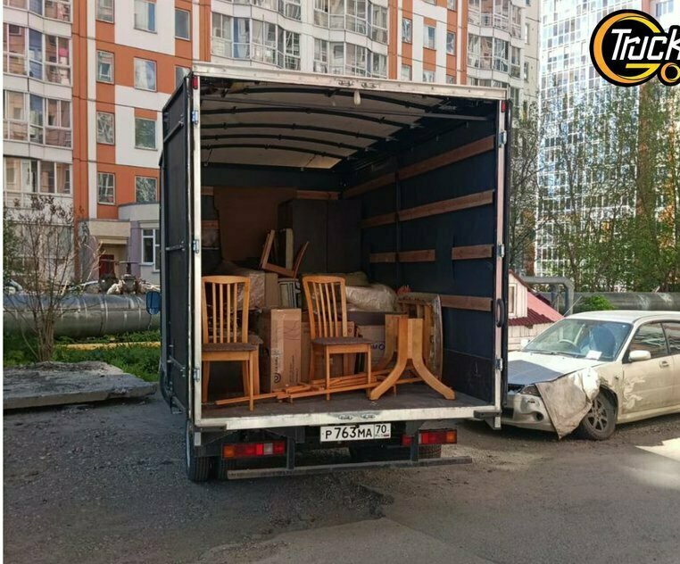 Переезд в Северске — грузчики и кубатурная Газель у дома