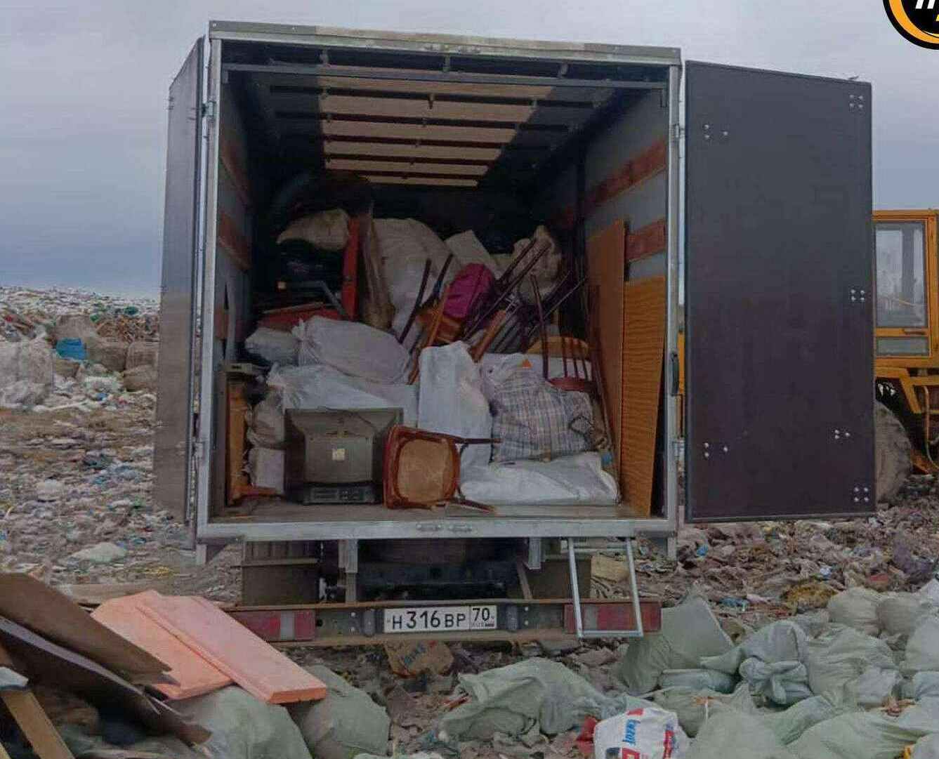 Разгрузка строй- и бытового мусора на полигон в Томске — Газель на выгрузке