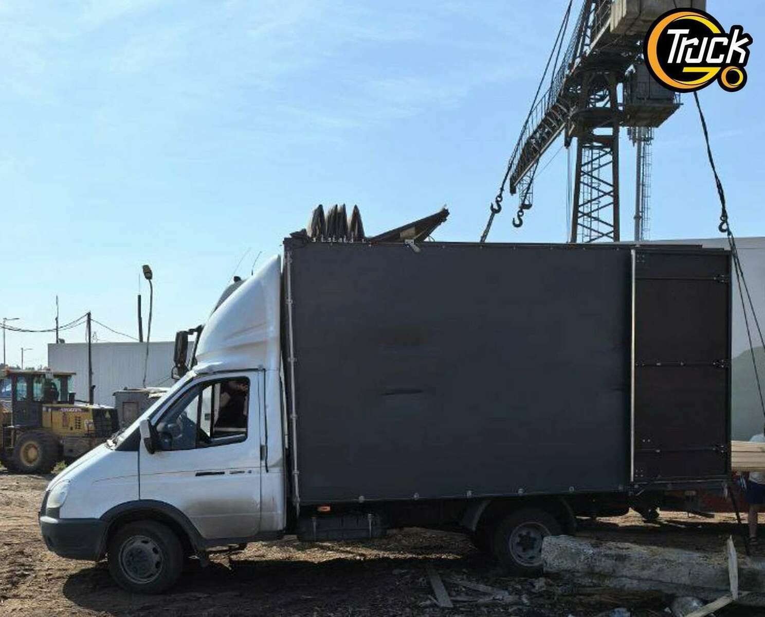 Погрузка удлиненной Газели краном на металлобазе